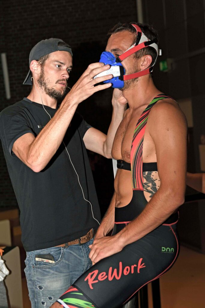 Leistungstest Bike Sportwissenschaftler Massimo Köstl-Lenz setzt einem Athleten im Rahmen einer Leistungsdiagnostik die VO2max-Maske für einen Leistungstest am Rad auf.