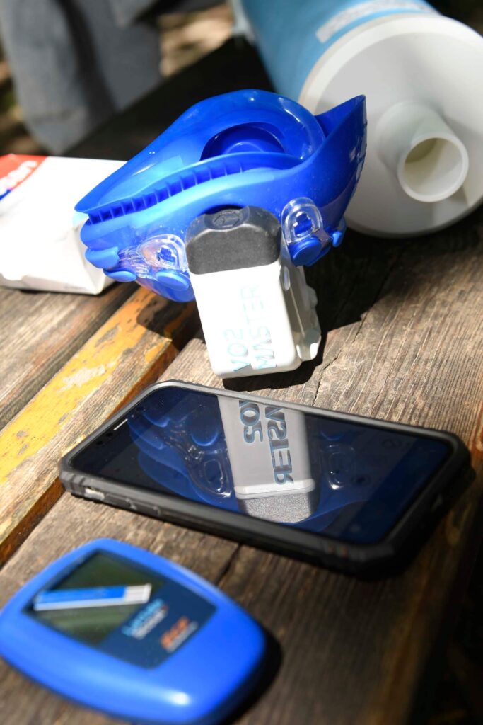 VO2-Master Spirometrie Equipment für die mobile Leistungsdiagnostik mit VO2MASTER-Maske, Smartphone und Messgerät für den Leistungstest Sport im Freien.