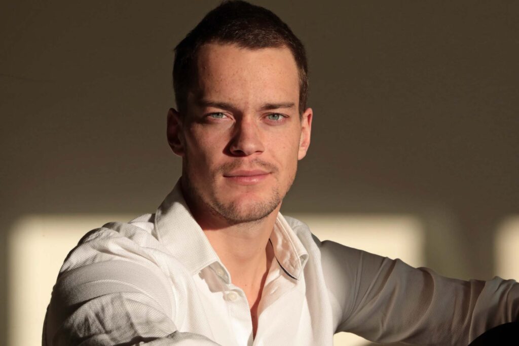 Massimo Köstl-Lenz Portrait Massimo Köstl-Lenz im Portrait mit direktem, offenem Blick – als Trainer und Sportwissenschaftler mit eigener Leistungssporterfahrung.