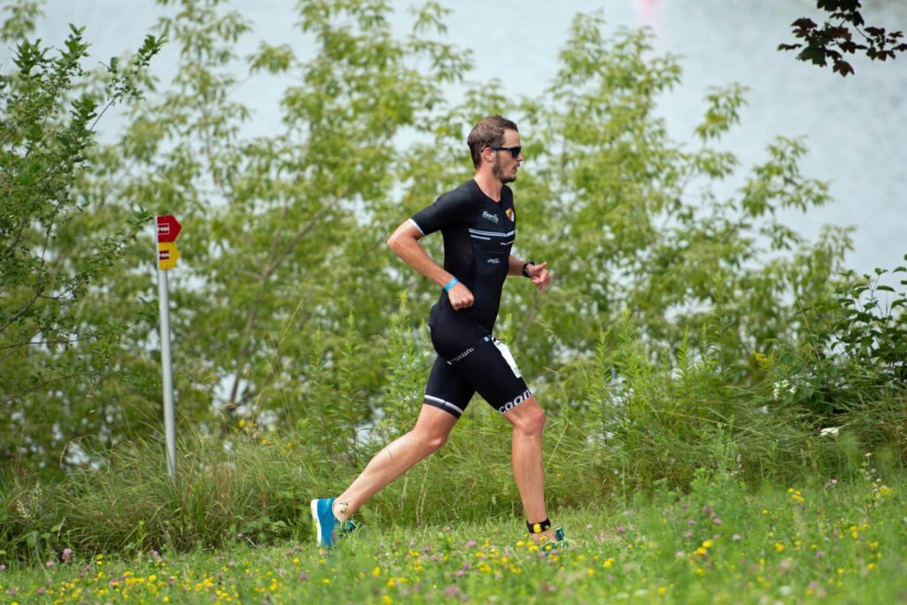 Massimo Köstl-Lenz als Triathlet und Triathlon Trainer beim Laufabschnitt des Triathlon Mostiman auf der naturbelassenen Strecke am See.