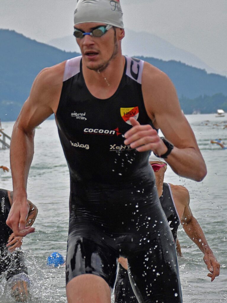Massimo Köstl-Lenz beim Triathlon in Kärnten beim Schwimmausstieg als aktiver Leistungssportler.