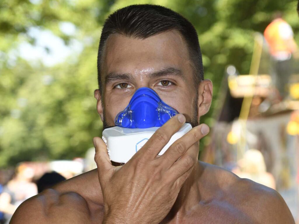 Sportwissenschaftler Massimo Köstl-Lenz führt bei dem Hyrox-Weltmeister im Prater Wien eine mobile Leistungsdiagnostik mit VO2MASTER und Laktattest durch.