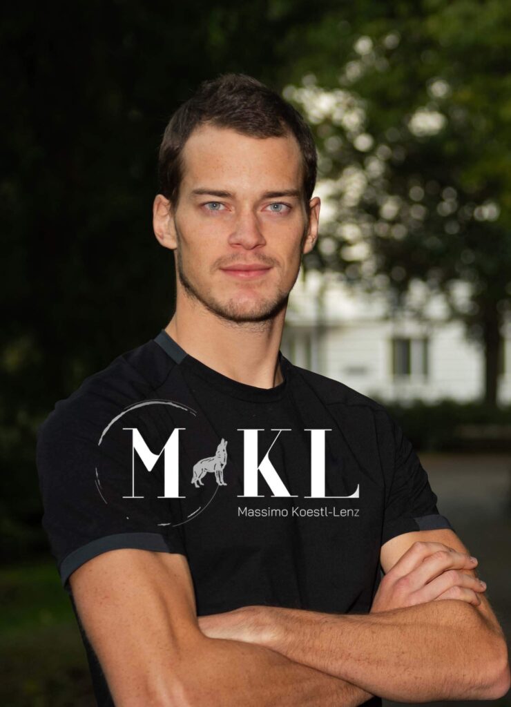 Porträt von Massimo Köstl-Lenz mit MKL Logo sichtbar