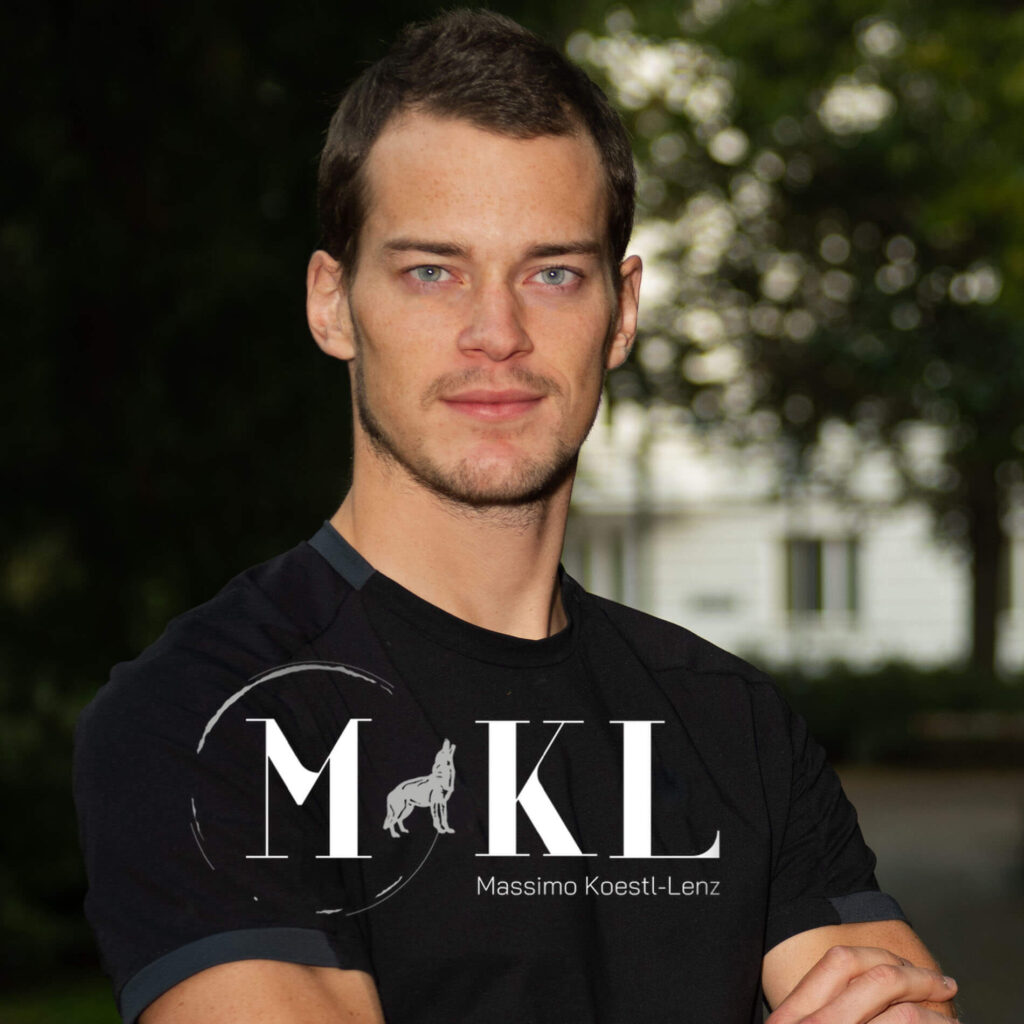 Porträt von Massimo Köstl-Lenz mit MKL Logo sichtbar