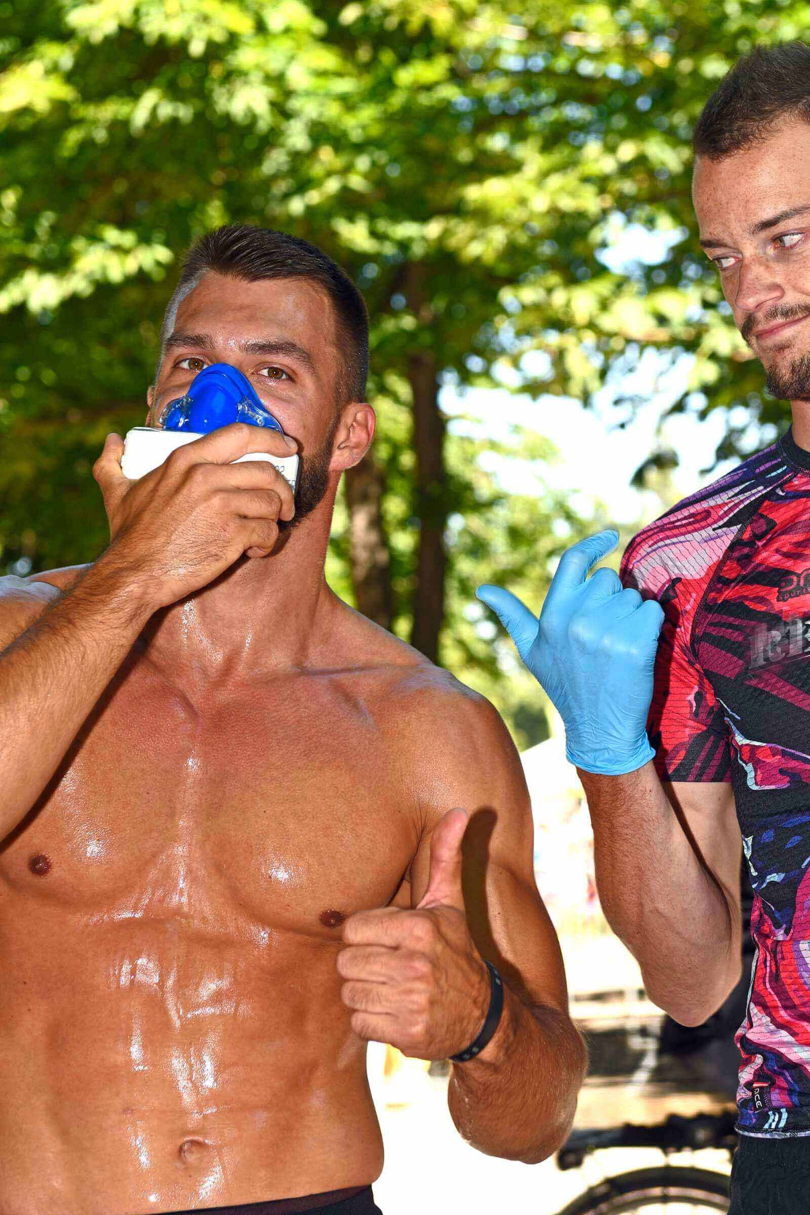 Leistungsdiagnostik mit VO₂ Master im Wiener Prater – Spiro mit Massimo Köstl-Lenz: Ein Hyrox-Athlet zeigt mit Atemmaske und Daumen hoch nach einer mobilen Spiroergometrie Wien als Leistungstest Sport seine Zufriedenheit mit der Messung.