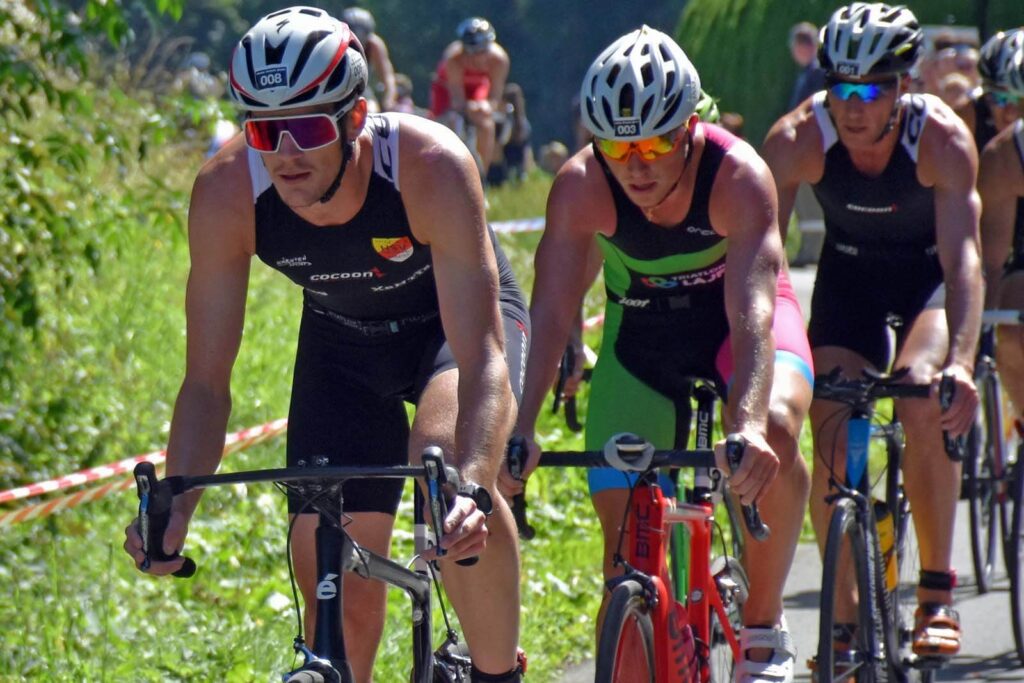 Coach Triathlon Massimo Köstl-Lenz führt beim Sprint-Triathlon in Kraig in Kärnten eine Radgruppe auf der Wettkampfstrecke an.