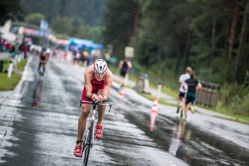 Massimo Köstl-Lenz beim Triathlon am Faakersee in Aeroposition auf der Radstrecke der Olympischen Distanz.