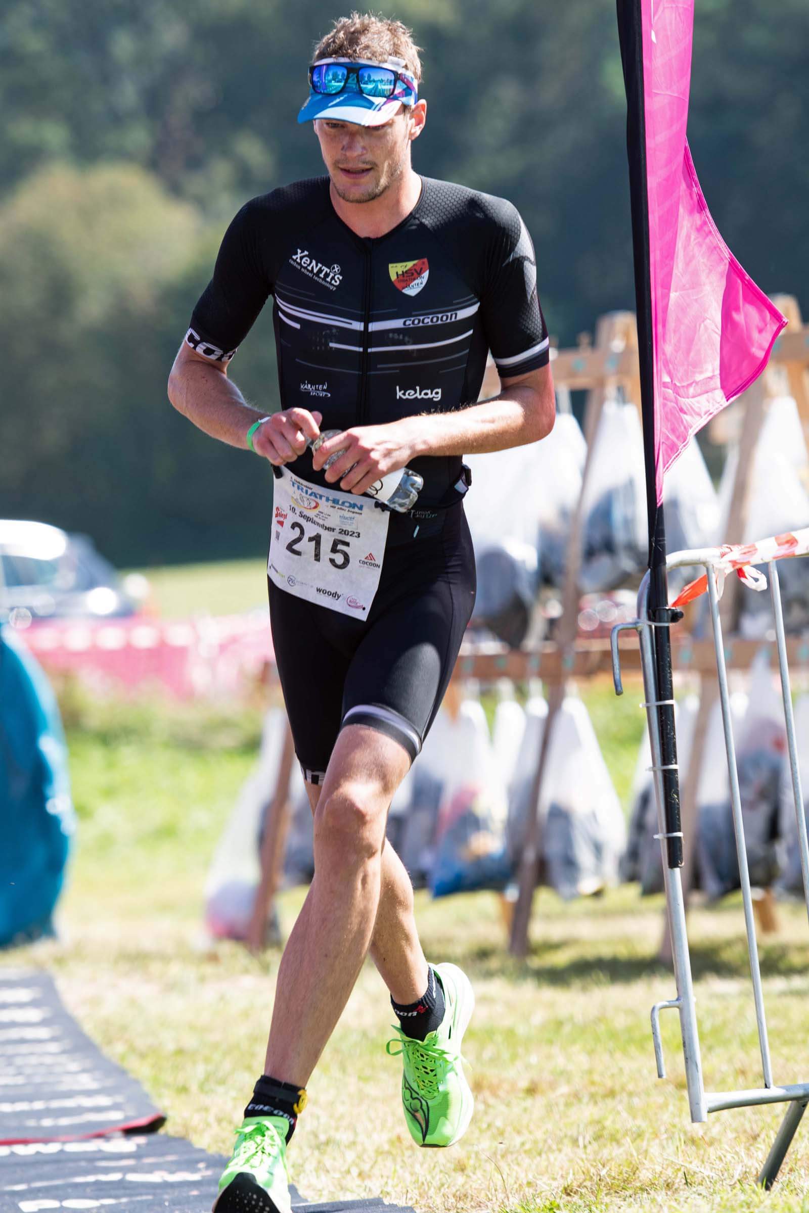 Massimo Köstl-Lenz wechselt beim Südkärnten Triathlon am Klopeinersee nach dem Radfahren auf die Laufstrecke der Halbdistanz.