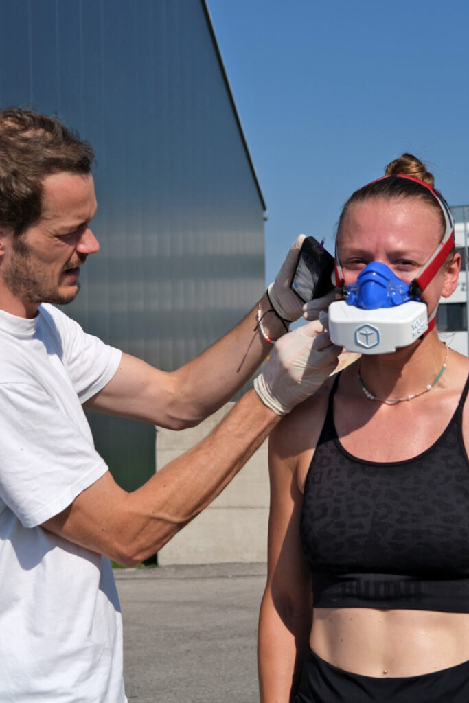 Massimo Köstl-Lenz begleitet eine Athletin mit VO₂-Master-Maske im Rahmen eines Laktattests bei MKL Training.