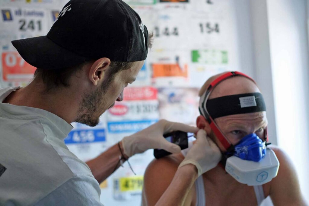 Massimo Köstl-Lenz führt eine Spiroergometrie im Rahmen einer Leistungsdiagnostik beim Sportler zu Hause durch.