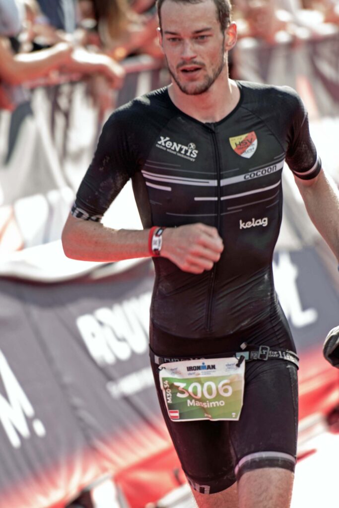 Massimo Köstl-Lenz beim Finish des Ironman Austria, den er in knapp zehn Stunden beendet.
